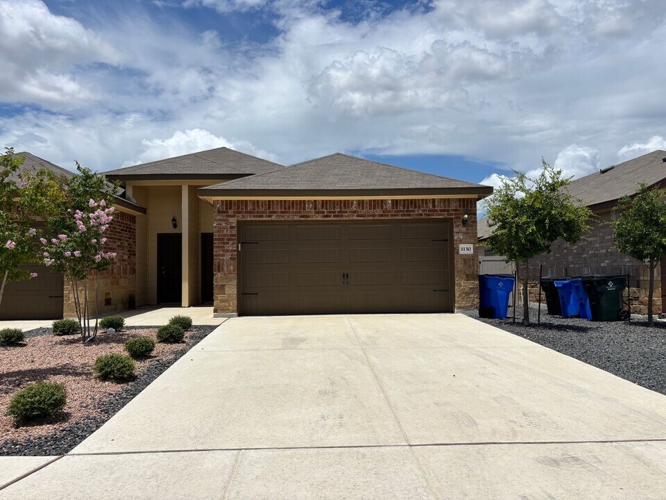 1130 Burek Cross in Seguin, TX - Building Photo