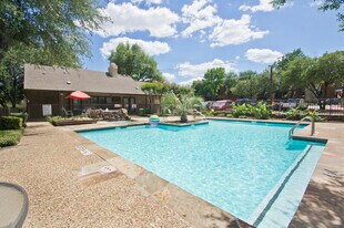 Woodbridge Townhomes in Arlington, TX - Building Photo