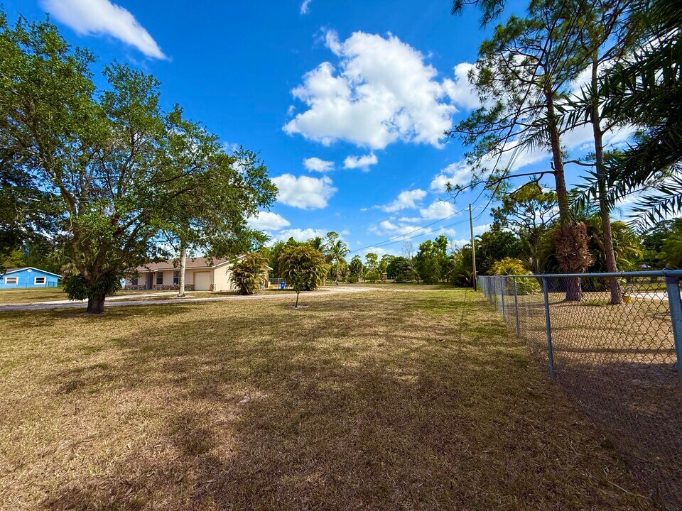 16394 Pimlico Dr E in Loxahatchee Groves, FL - Building Photo
