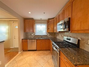 115 Lyons Rd in Scarsdale, NY - Building Photo - Building Photo