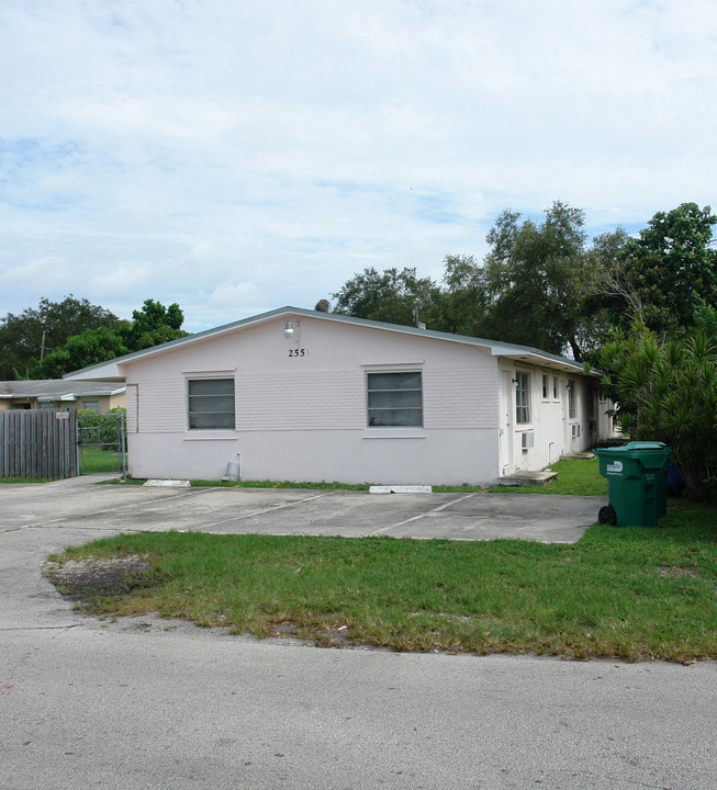 2551 NE 192nd St in Miami, FL - Building Photo