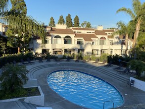 5146 Dorado Dr, Unit 202-Fully Furnished in Huntington Beach, CA - Building Photo - Building Photo