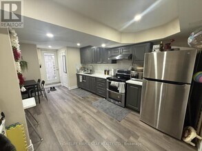 92 Robert Parkinson Dr in Brampton, ON - Building Photo - Building Photo