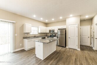 9137 River Trail Dr in Louisville, KY - Building Photo - Building Photo