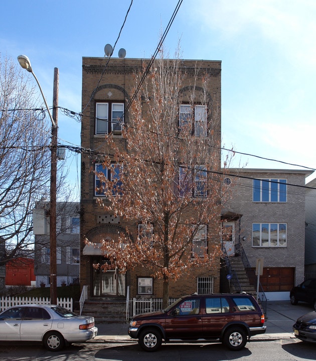 151 Van Winkle Ave in Jersey City, NJ - Building Photo