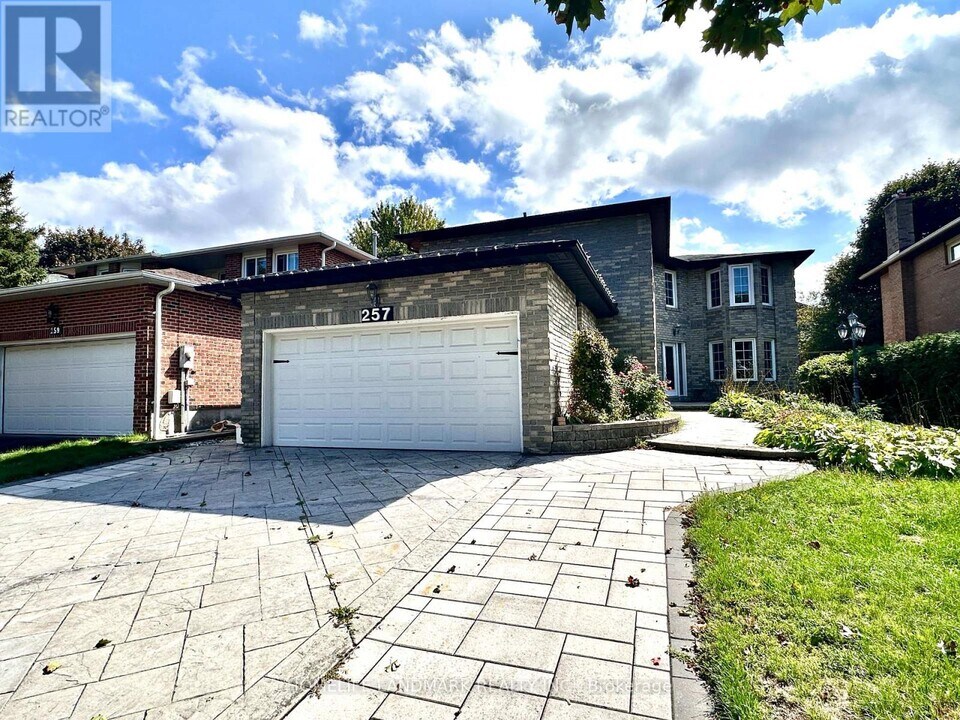 257 Fincham Ave in Markham, ON - Building Photo