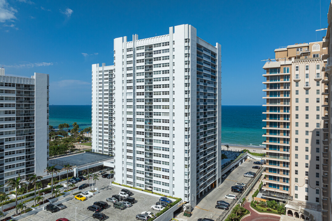 La Mer in Hallandale Beach, FL - Building Photo