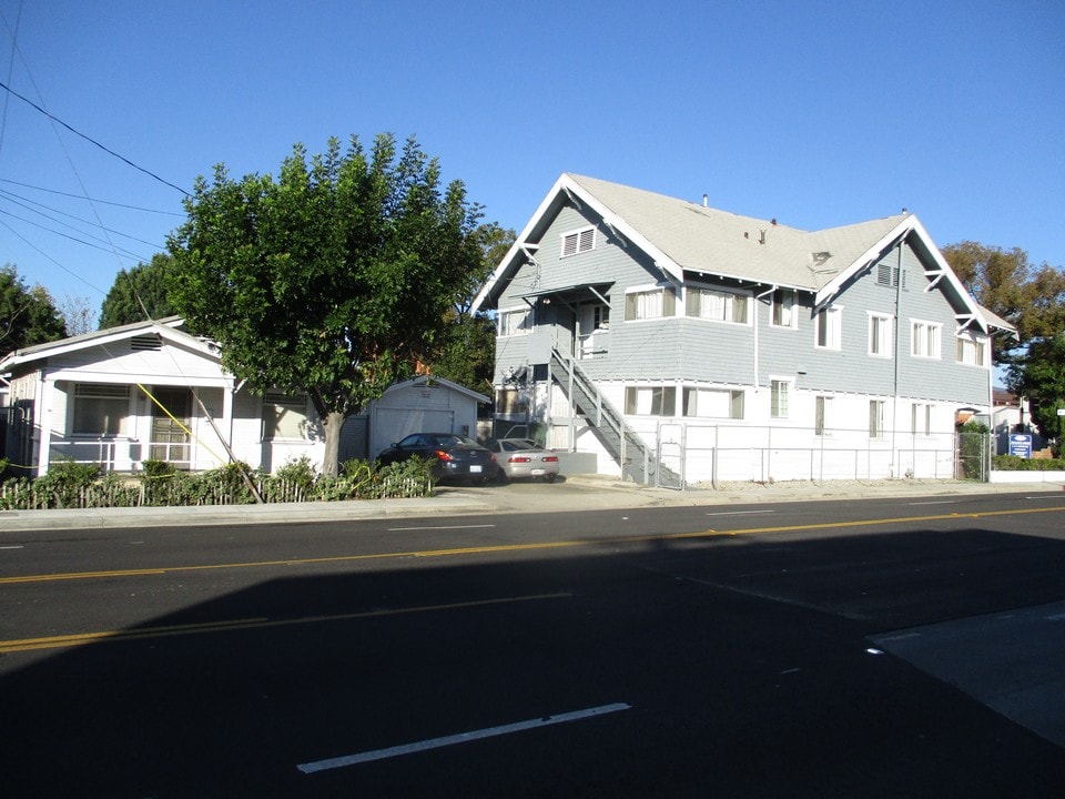 500 W Wilson Ave in Glendale, CA - Building Photo