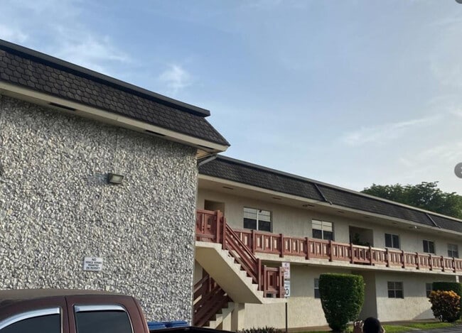 5900 NW 17th Pl in Sunrise, FL - Foto de edificio - Building Photo