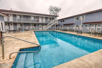 1664 Beach Blvd, Unit 35 in Biloxi, MS - Foto de edificio - Building Photo