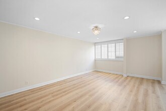 14141 Dickens St, Unit 211 in Sherman Oaks, CA - Building Photo - Building Photo