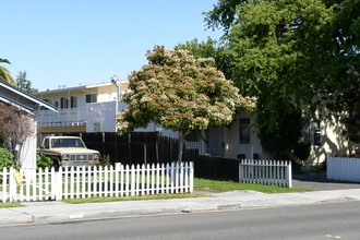 Roosevelt Oaks Apartment in Redwood City, CA - Building Photo - Building Photo