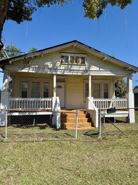 1041 W 27th St in Jacksonville, FL - Foto de edificio