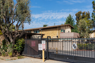 3050 S Bristol St in Santa Ana, CA - Building Photo - Building Photo