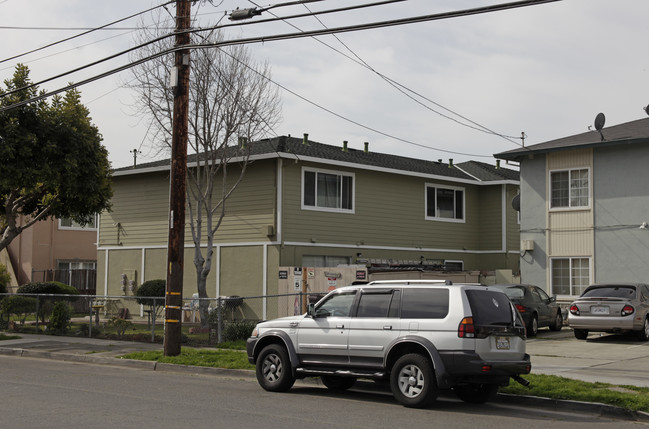 27169 Tyrrell Ave in Hayward, CA - Foto de edificio - Building Photo