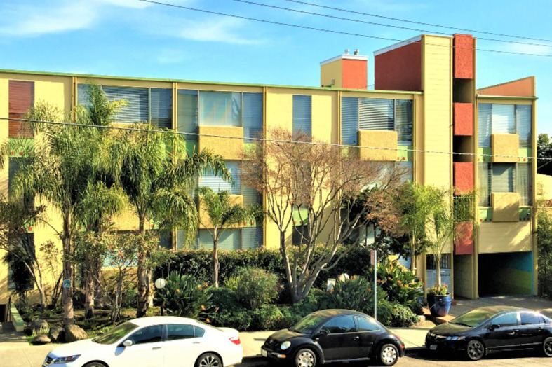 Bel Aire Courtyard in Oakland, CA - Building Photo