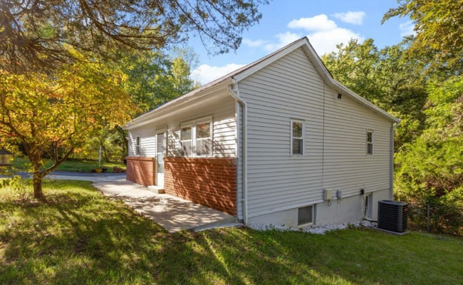 12200 Lanham Severn Rd in Bowie, MD - Foto de edificio - Building Photo