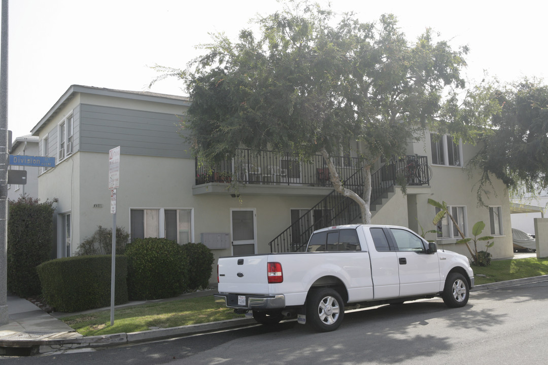 4401 E Division St in Long Beach, CA - Building Photo