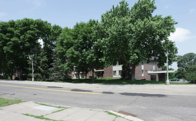 Wolfe Lake Apartments in St. Louis Park, MN - Building Photo - Building Photo