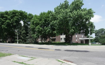 Wolfe Lake Apartments in St. Louis Park, MN - Foto de edificio - Building Photo