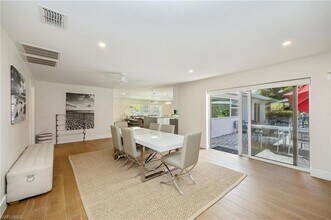 409 Cypress Way E in Naples, FL - Foto de edificio - Building Photo