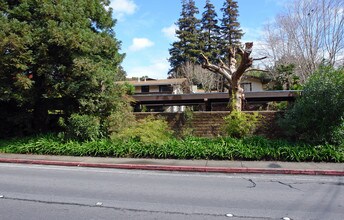 193-197 Miller Ave in Mill Valley, CA - Foto de edificio - Building Photo