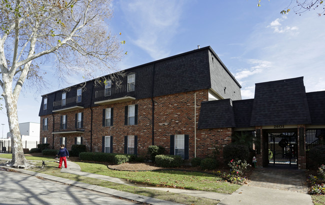 One Metairie Place in Metairie, LA - Foto de edificio - Building Photo