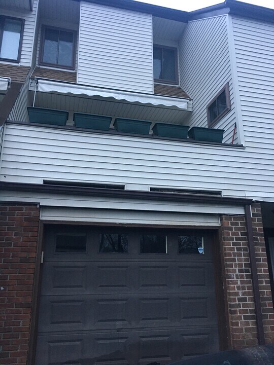 285 Queen Terrace in Southington, CT - Building Photo