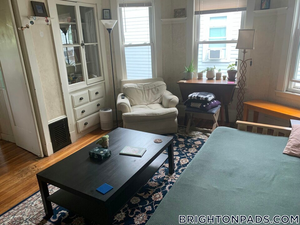 19 Turner St in Boston, MA - Building Photo