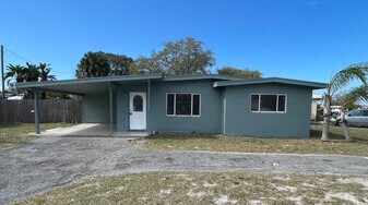 5250 Hemlock Dr in New Port Richey, FL - Building Photo