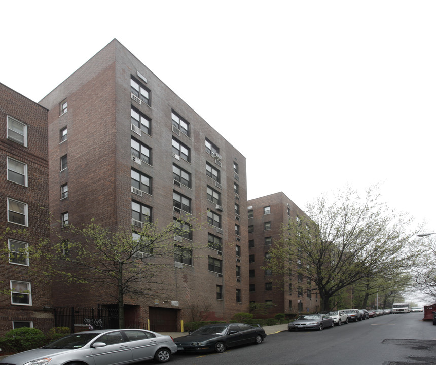 102-30 67th Ave in Forest Hills, NY - Foto de edificio