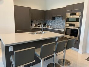 7875 NW 107th Ave, Unit 813 in Doral, FL - Foto de edificio - Building Photo