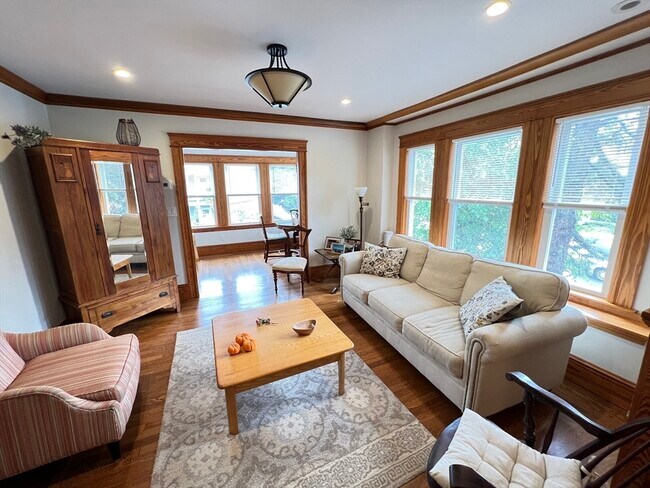 16 Trowbridge St in Belmont, MA - Building Photo - Building Photo