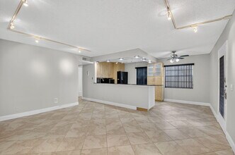 447 Flanders I in Delray Beach, FL - Building Photo - Building Photo