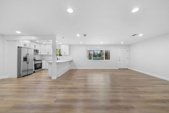 1004 Sumner Ave in El Cajon, CA - Building Photo - Interior Photo