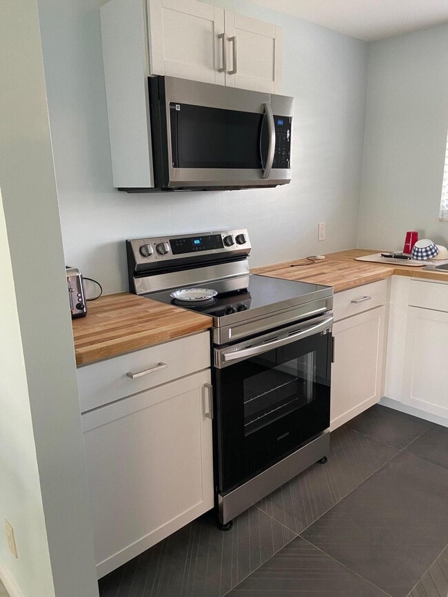 200 Waterway Dr S in Lantana, FL - Building Photo - Building Photo