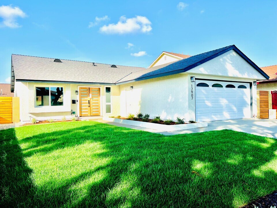17907 Pires Ave in Cerritos, CA - Building Photo
