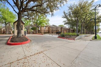 1901 Cloisters Dr in Arlington, TX - Foto de edificio - Building Photo