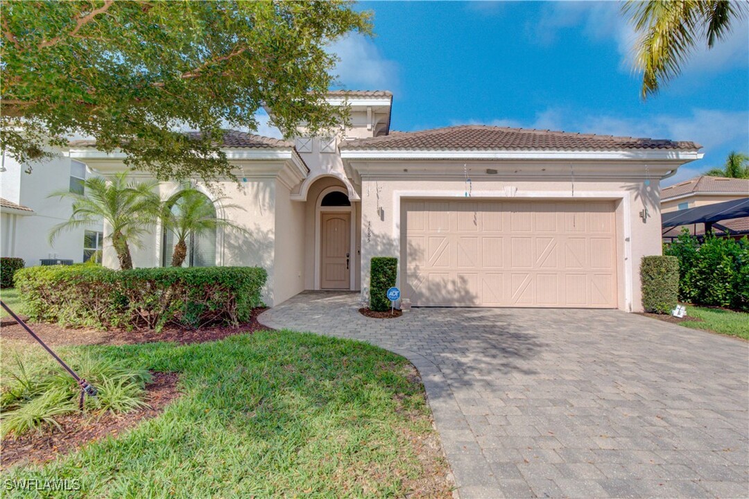 1685 Serrano Cir in Naples, FL - Building Photo