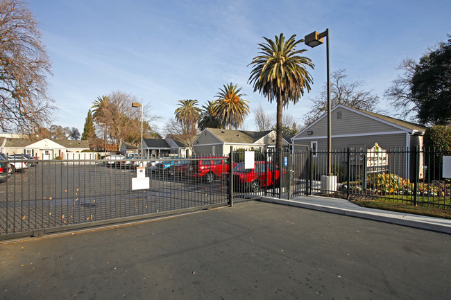 Forrest Palms Senior Center in Sacramento, CA - Foto de edificio - Building Photo
