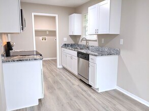August 2026 Move In! Remodeled 3 Bed, 2 Ba in College Station, TX - Building Photo - Building Photo
