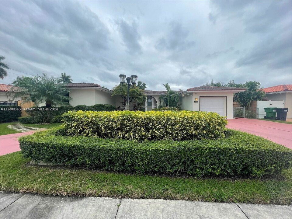 10213 SW 8th St in Miami, FL - Building Photo