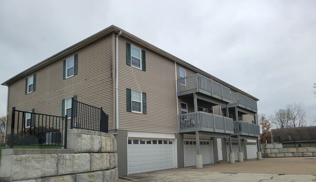Granada Court Apartments in Peoria, IL - Building Photo - Building Photo