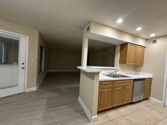 2465 NW 33rd St in Oakland Park, FL - Building Photo - Building Photo