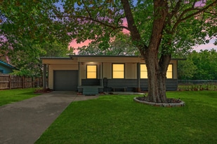 319 Arnold Ave in Arlington, TX - Building Photo