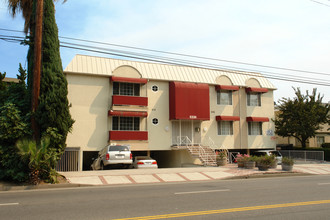 Kester Courtyard Apartments in Van Nuys, CA - Building Photo - Building Photo