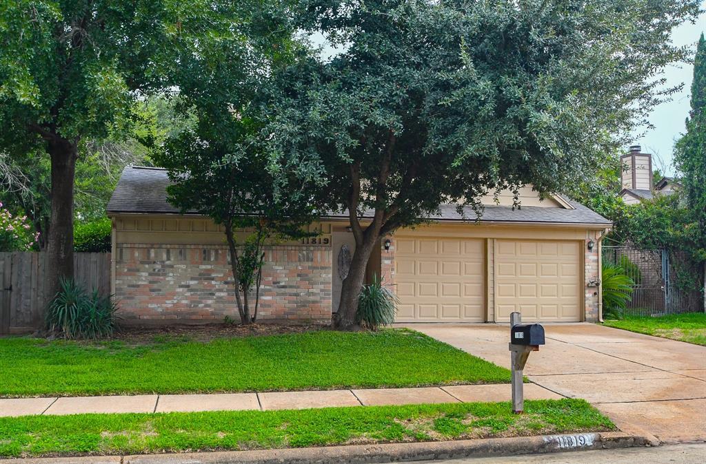 11819 Wood Hollow Ln in Houston, TX - Building Photo