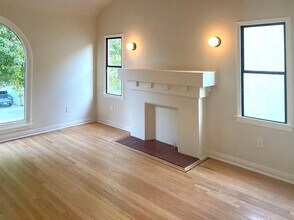 2807 Hillcrest Dr, Unit 4 in Los Angeles, CA - Building Photo - Building Photo