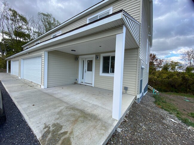1601 E Shore Dr in Ithaca, NY - Building Photo - Building Photo