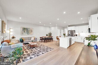 15 Pratt Ln in Lawrence Township, NJ - Foto de edificio - Building Photo